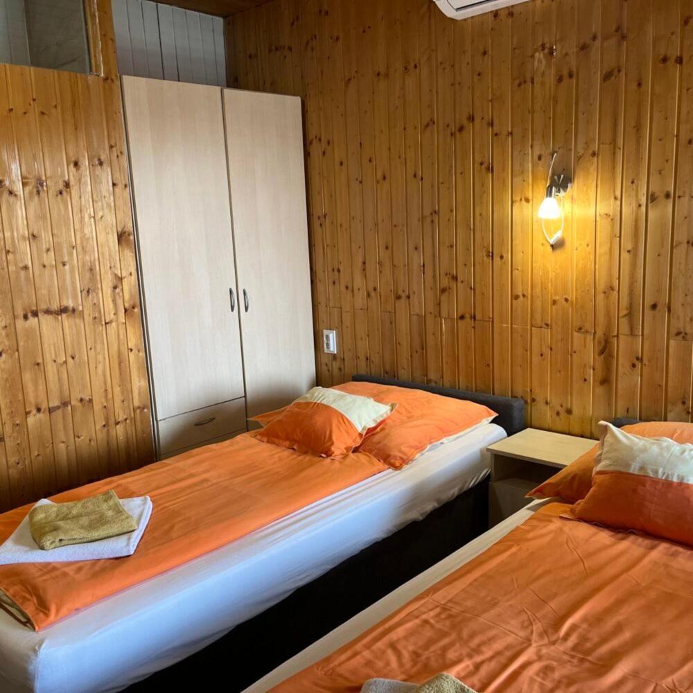 Lenzl'S Panzio Bed & Breakfast Szigetvar Exterior photo