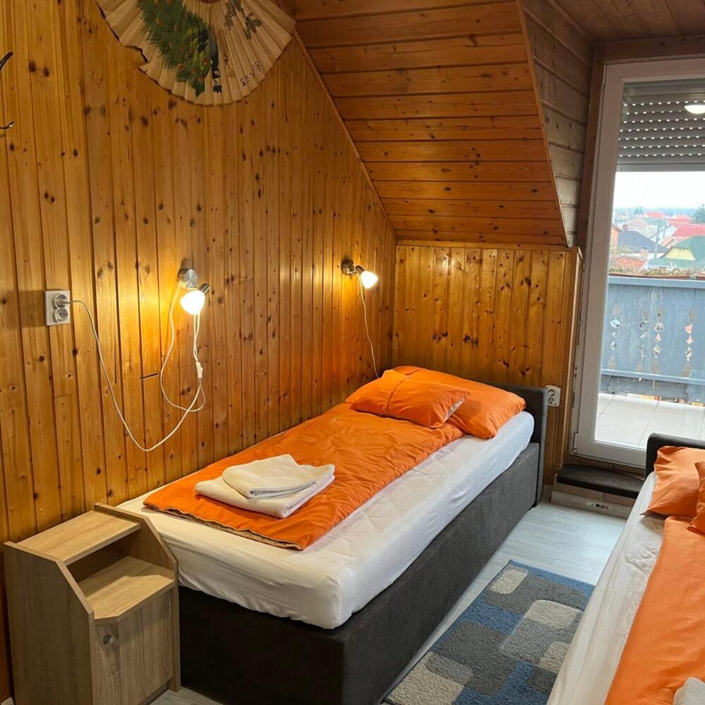 Lenzl'S Panzio Bed & Breakfast Szigetvar Exterior photo